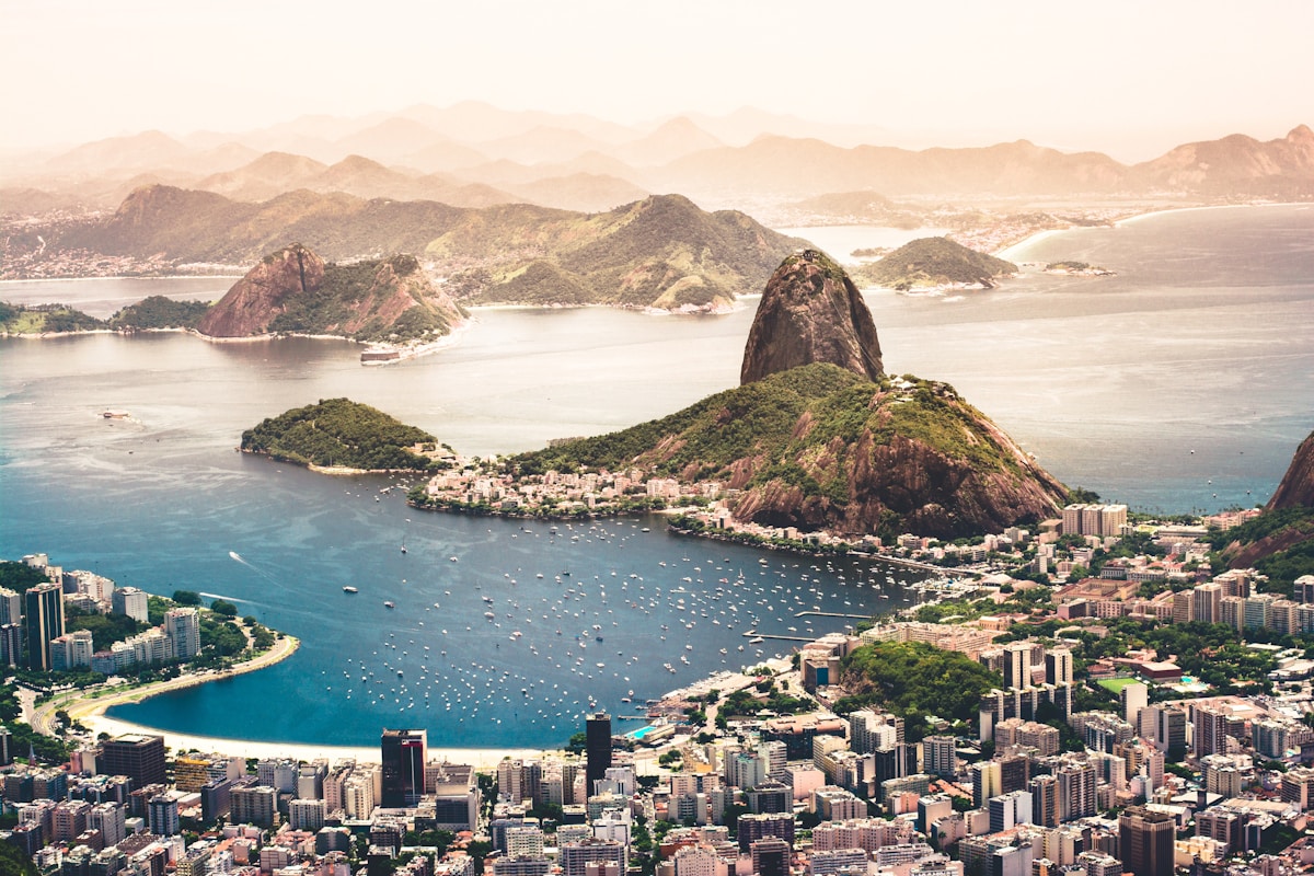 Vista aérea de Río de Janeiro con la Bahía de Guanabara y el Pan de Azúcar